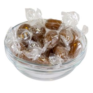 Verpackte Bonbons lose in einer Glasschale